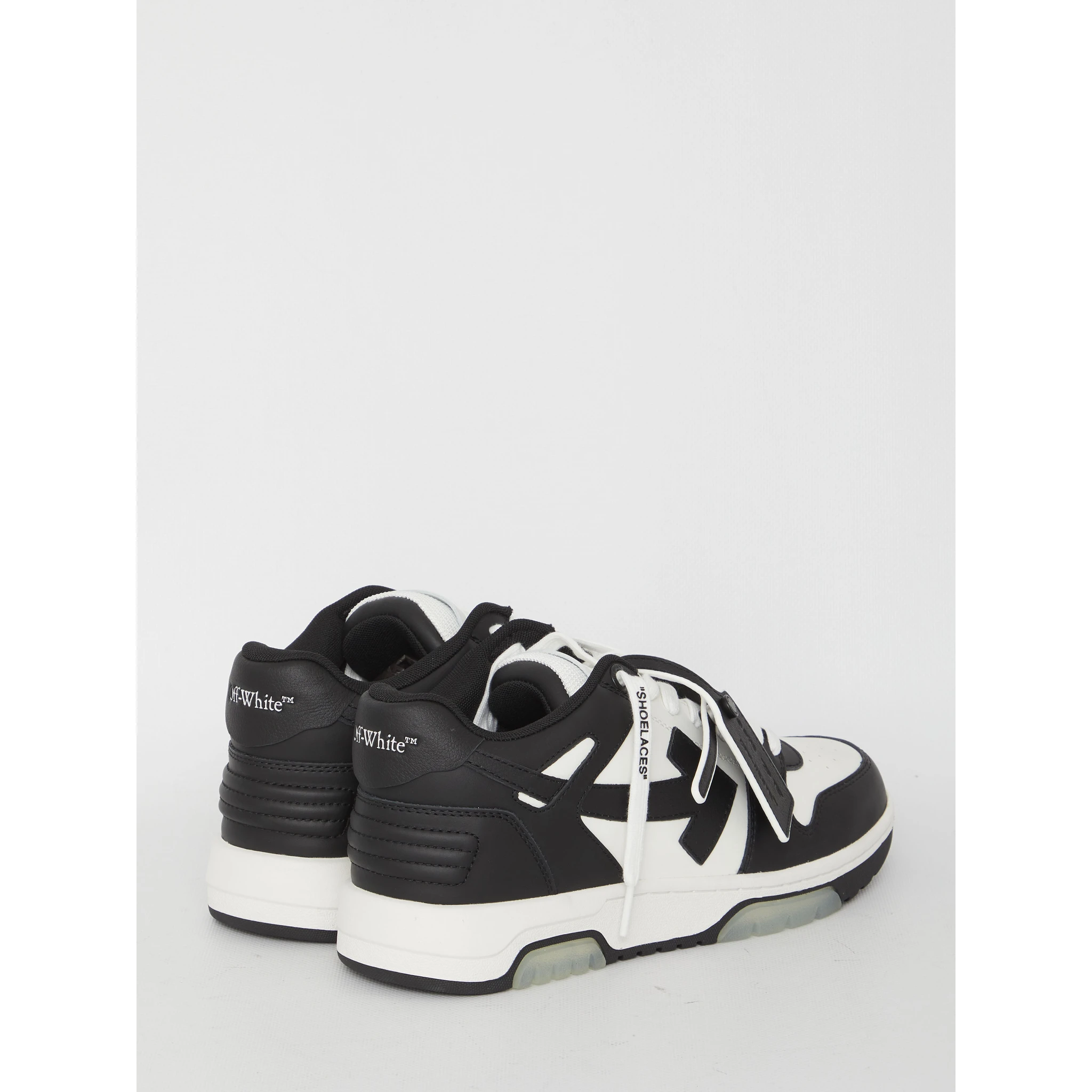 أحذية رياضية خارج المكتب