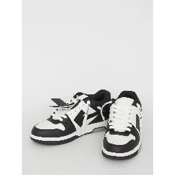 أحذية رياضية خارج المكتب