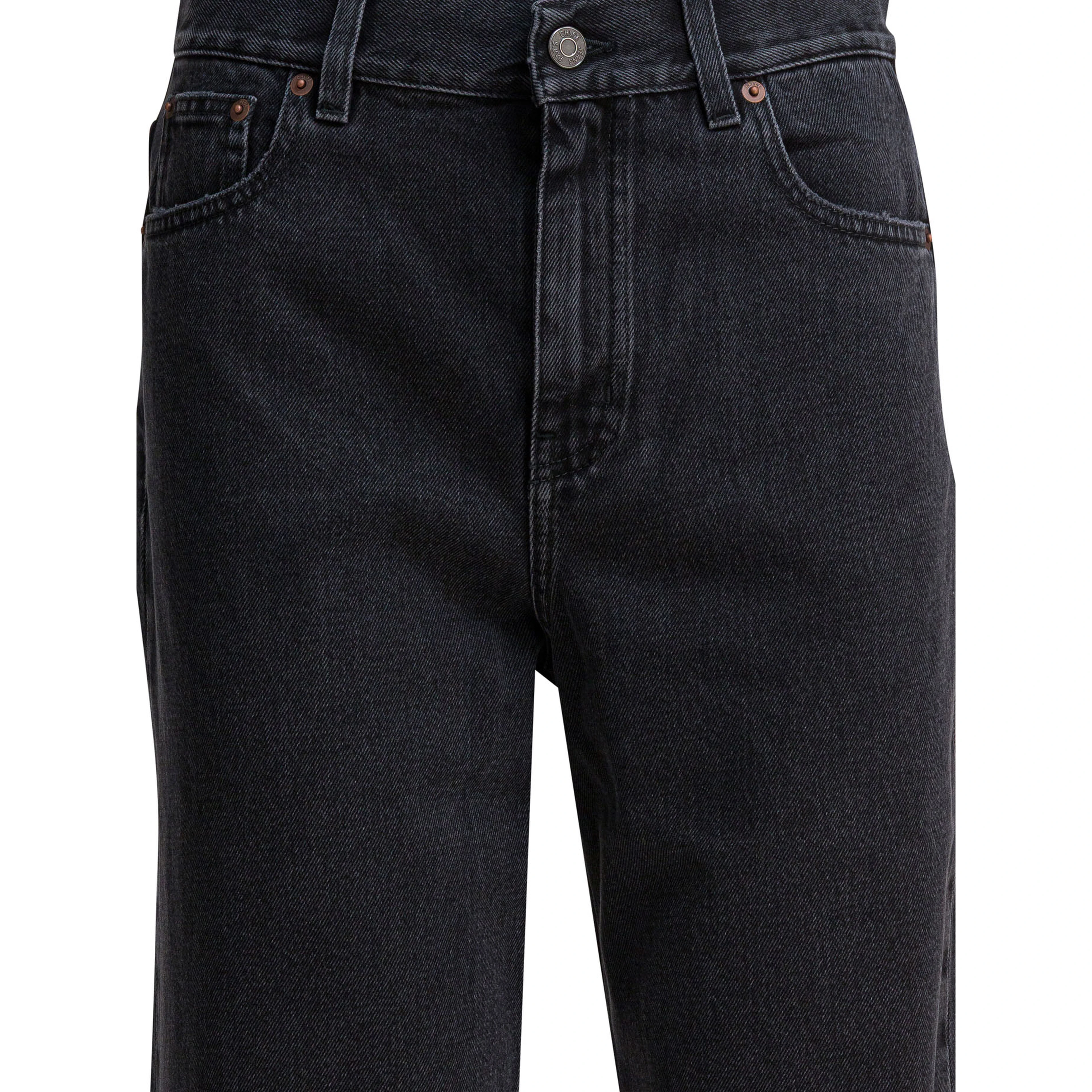 High-waisted jeans