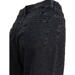 High-waisted jeans