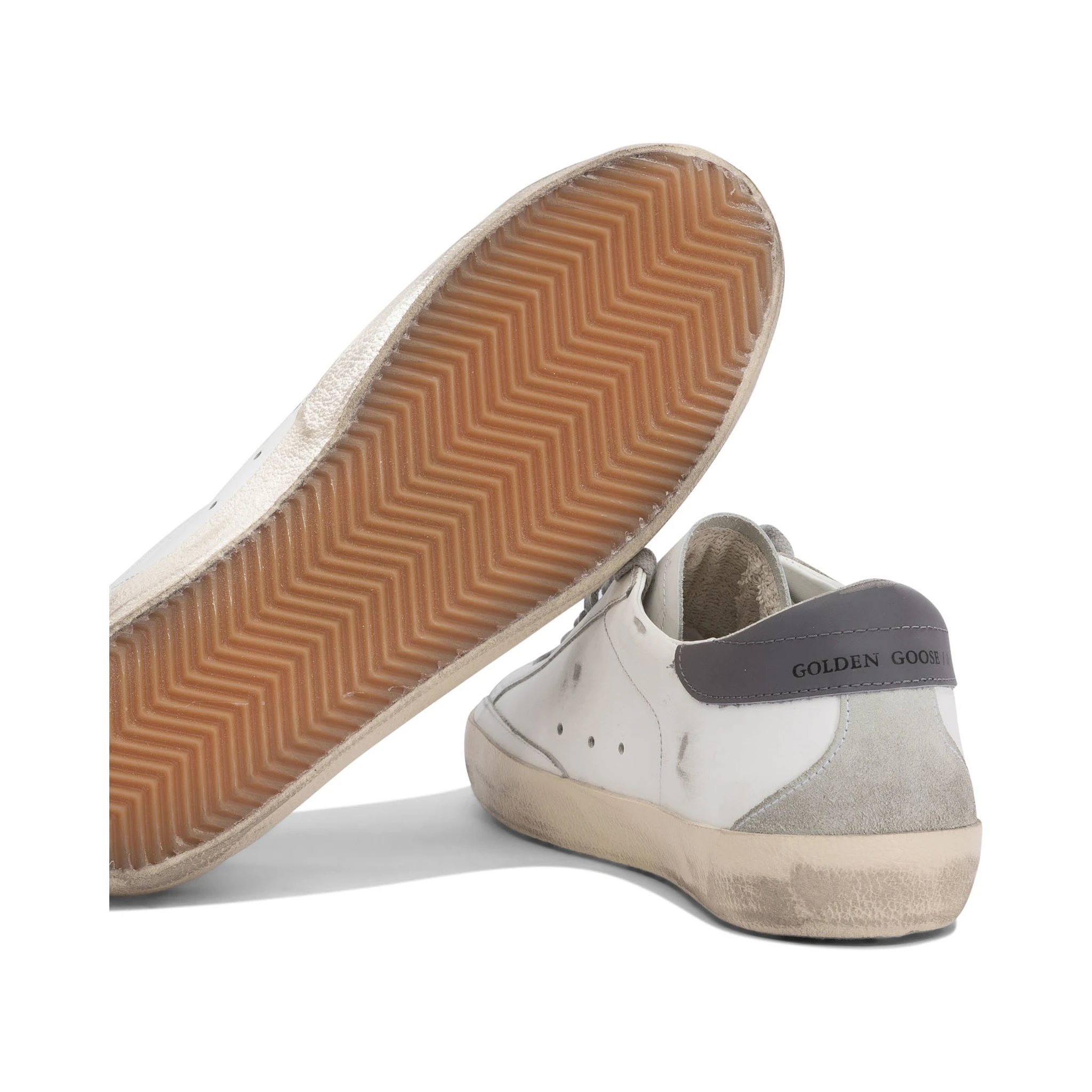 أحذية رياضية "سوبر ستار"