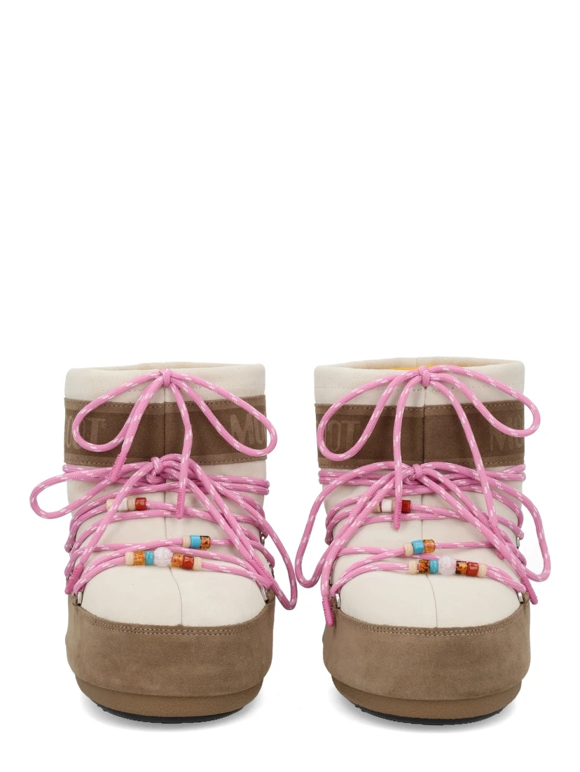 حذاء "مون بوت × ضيف مقيم"