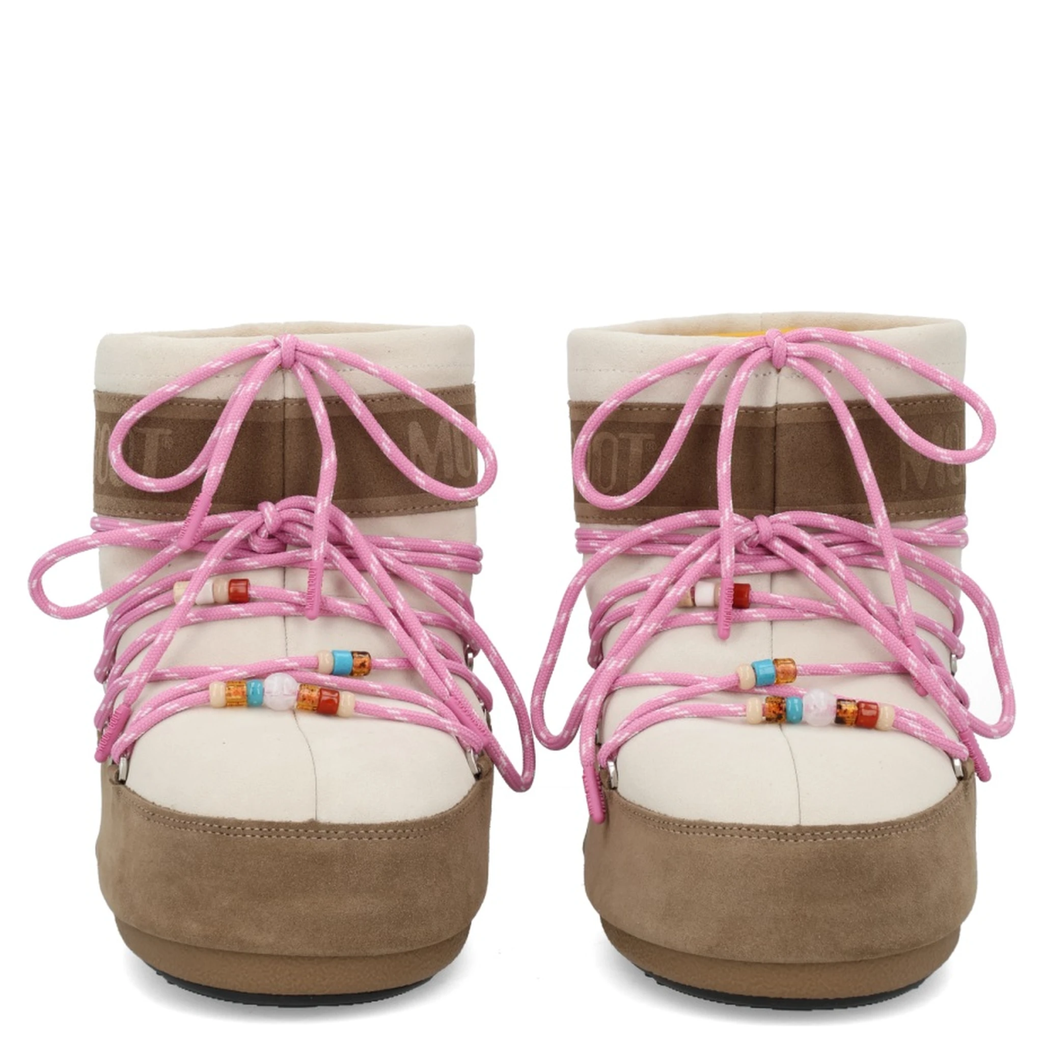 حذاء "مون بوت × ضيف مقيم"