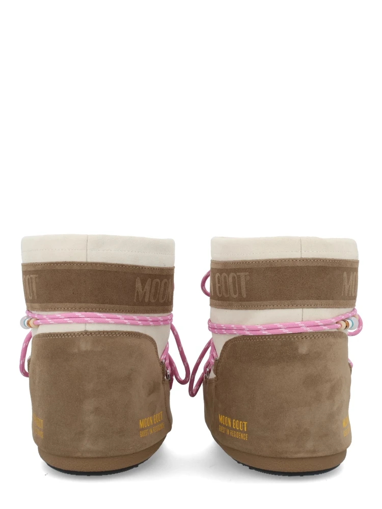 حذاء "مون بوت × ضيف مقيم" alternative