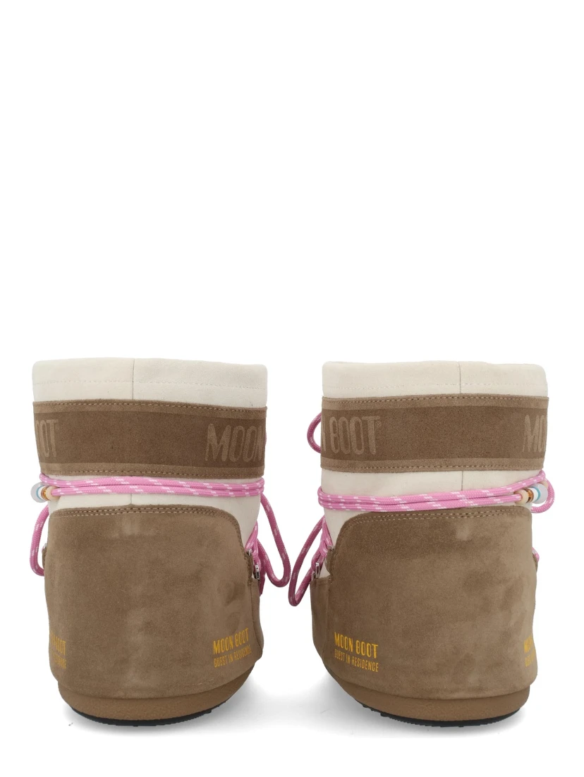 حذاء "مون بوت × ضيف مقيم"