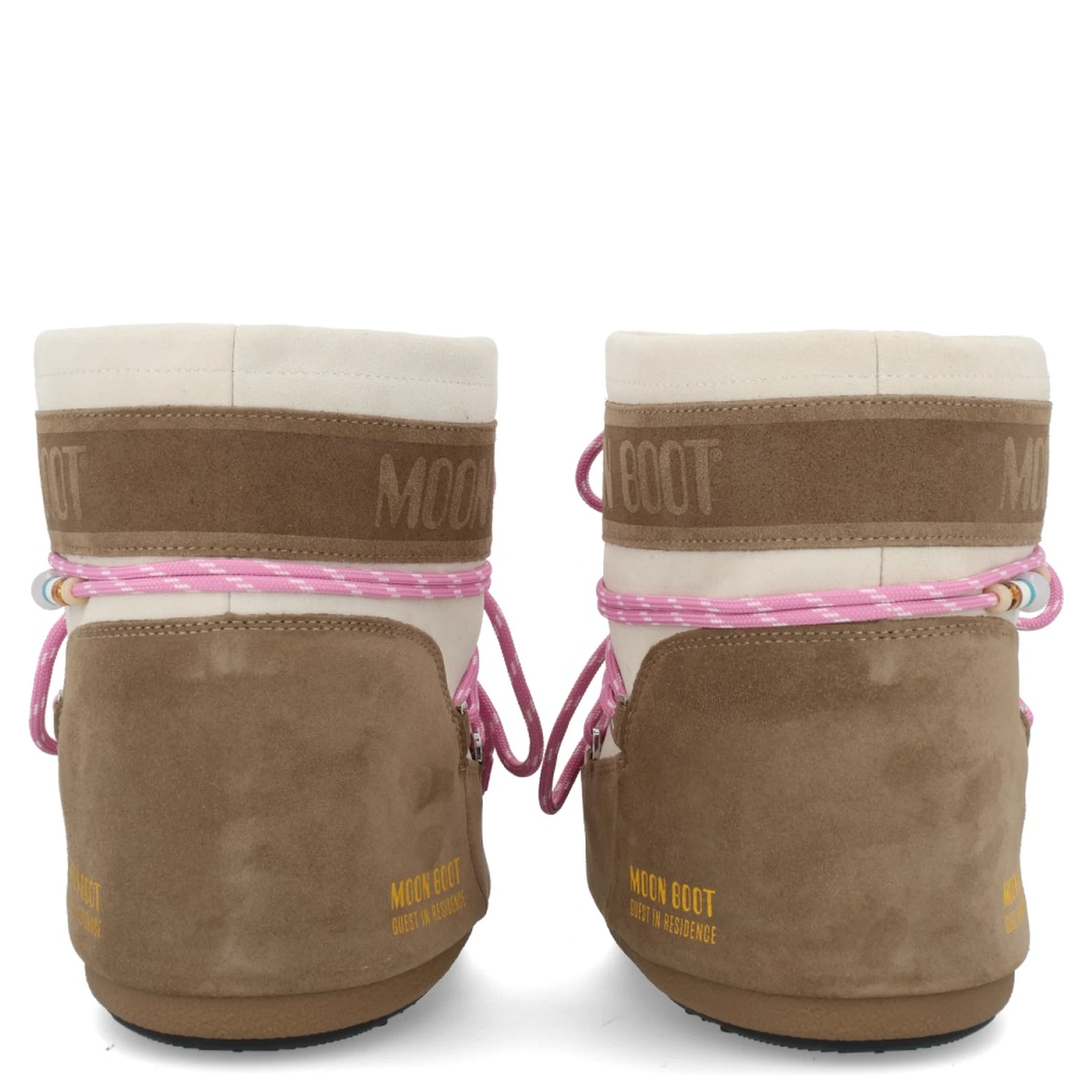 حذاء "مون بوت × ضيف مقيم"