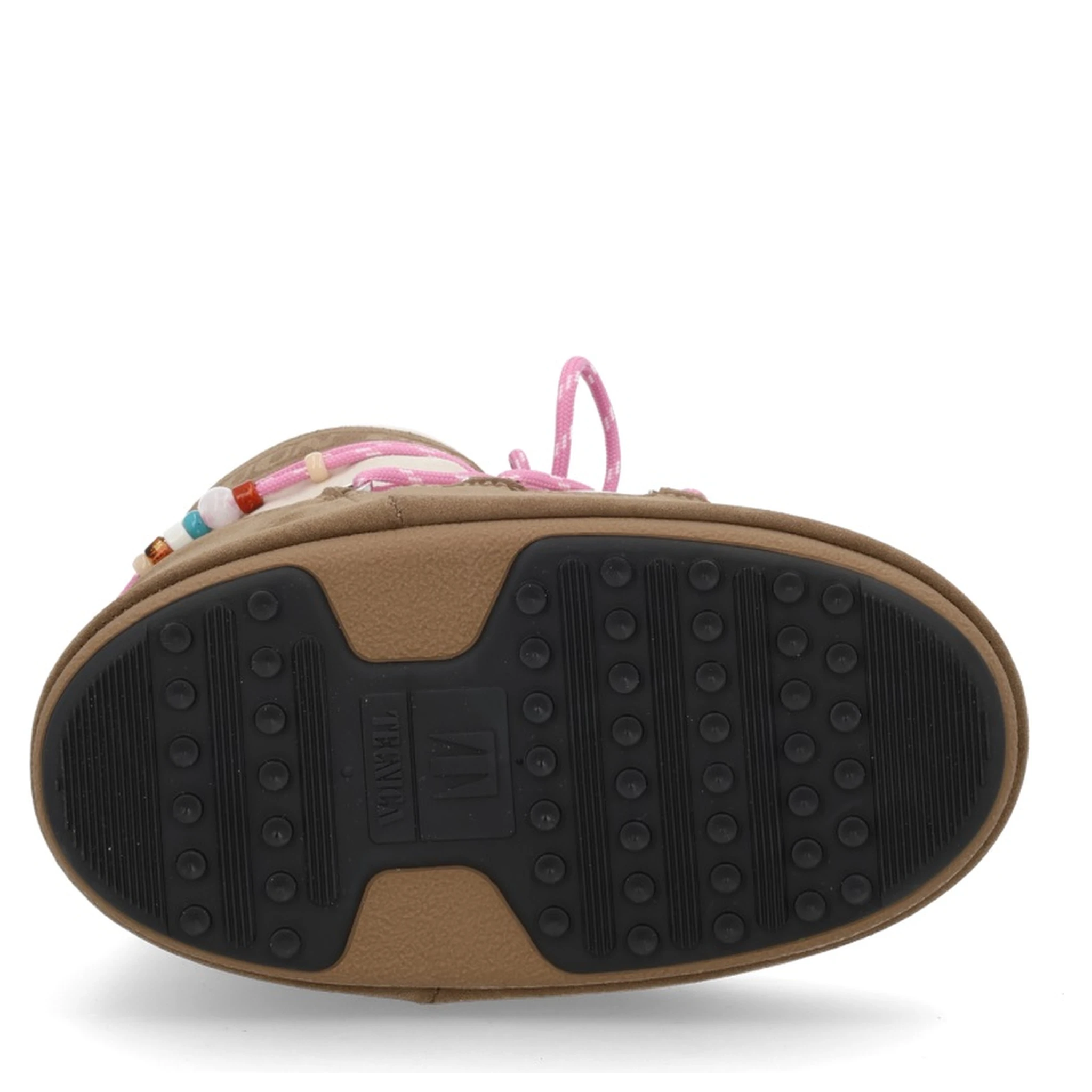 حذاء "مون بوت × ضيف مقيم"