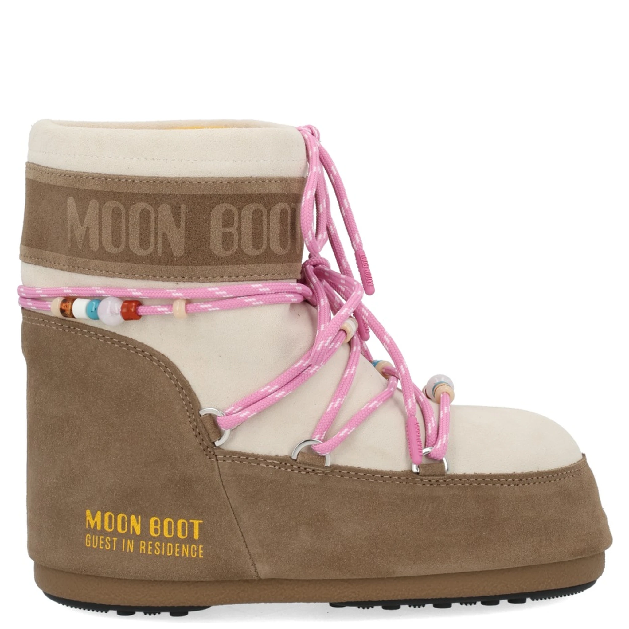 حذاء "مون بوت × ضيف مقيم"