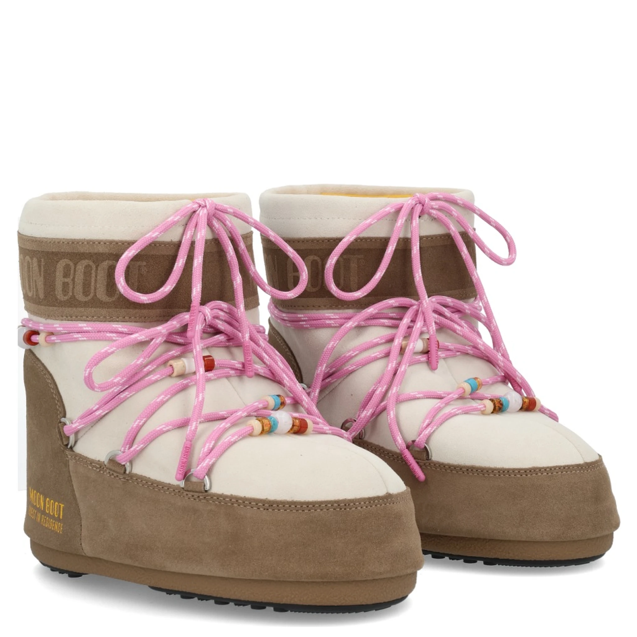 حذاء "مون بوت × ضيف مقيم"