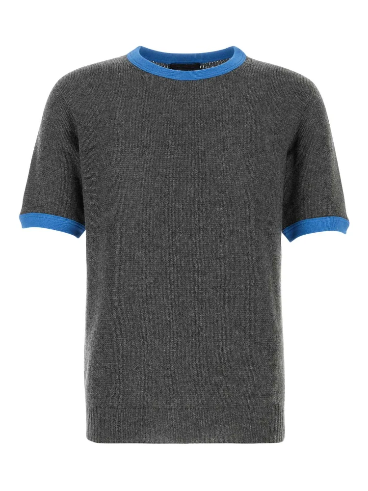 قميص برقبة دائرية