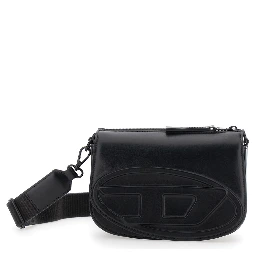 حقيبة كروسبودي سوداء من 1DR مزينة بشعار بيضاوي مطرز على الجهة الأمامية، مصنوعة من الجلد للرجال