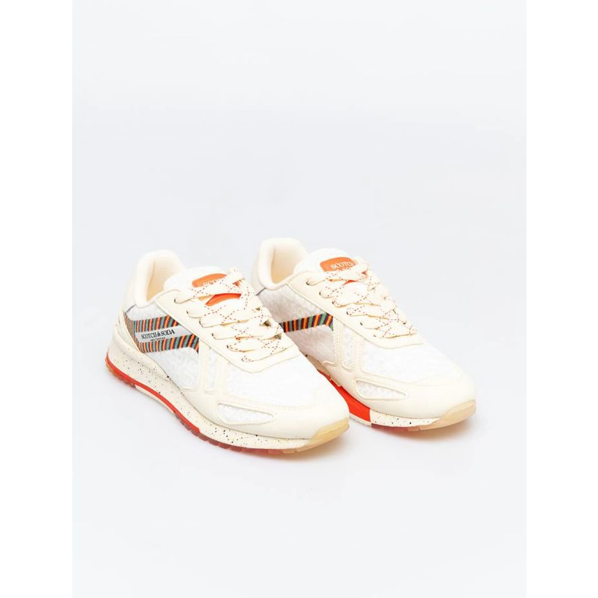 حذاء رياضي أبيض من الجلد