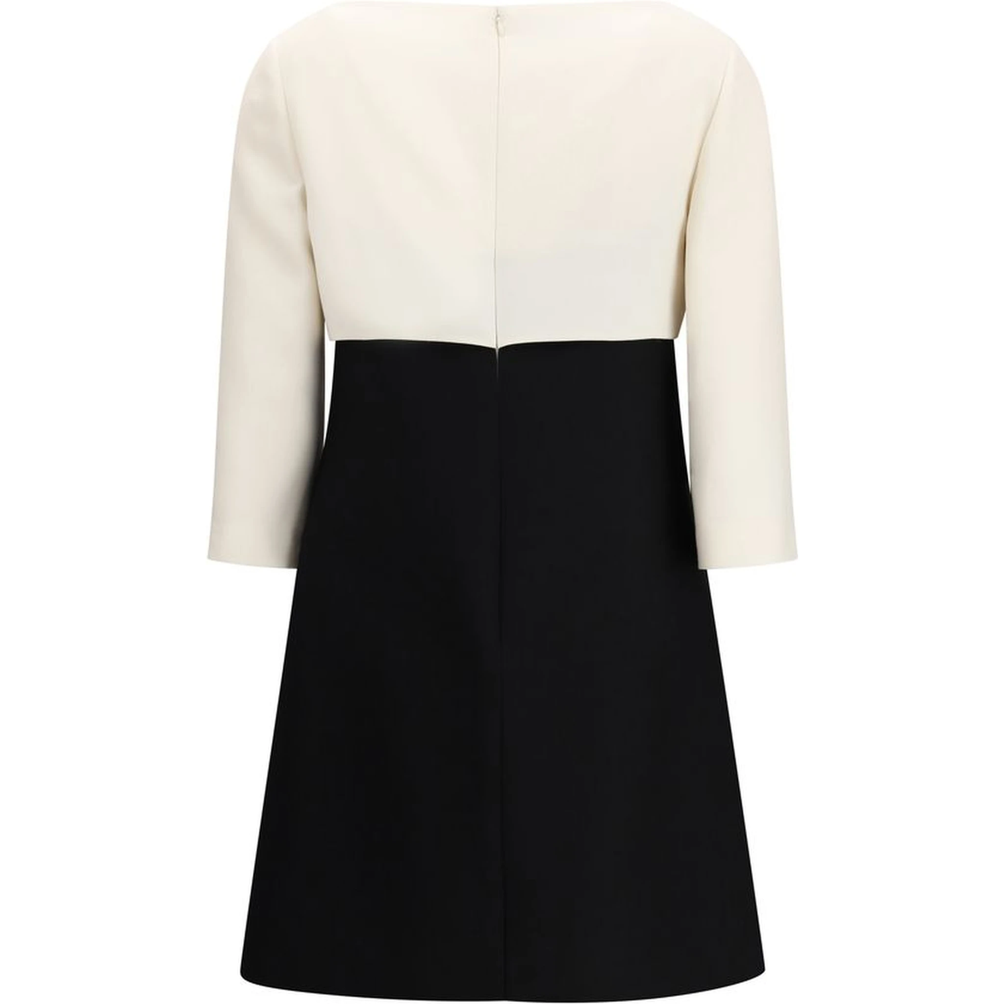 فستان كوكتيل من الصوف الأسود