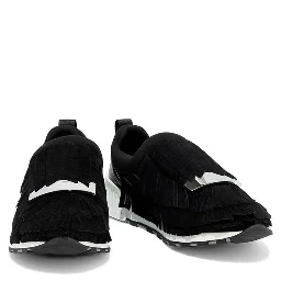 حذاء رياضي أسود من القماش