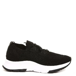 حذاء رياضي أسود من القماش