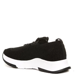 حذاء رياضي أسود من القماش