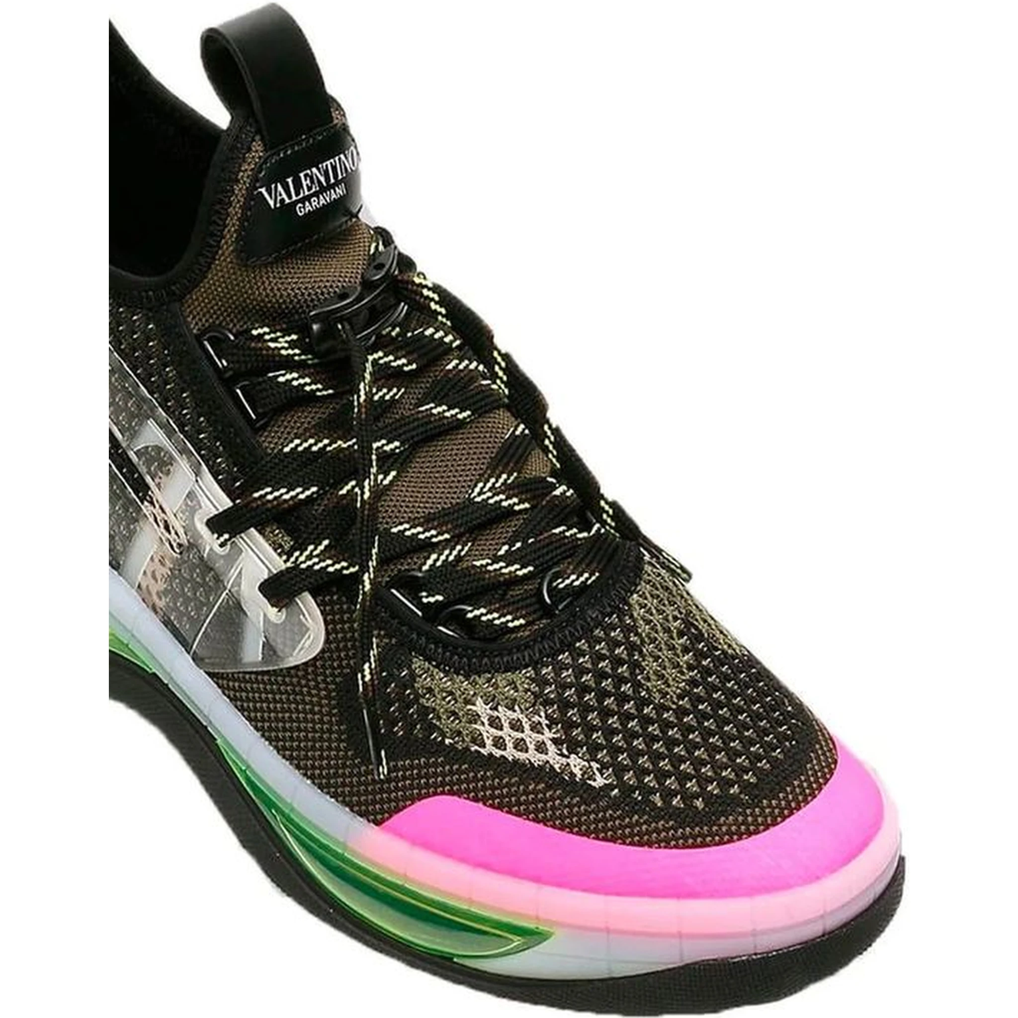 حذاء رياضي أسود من القماش