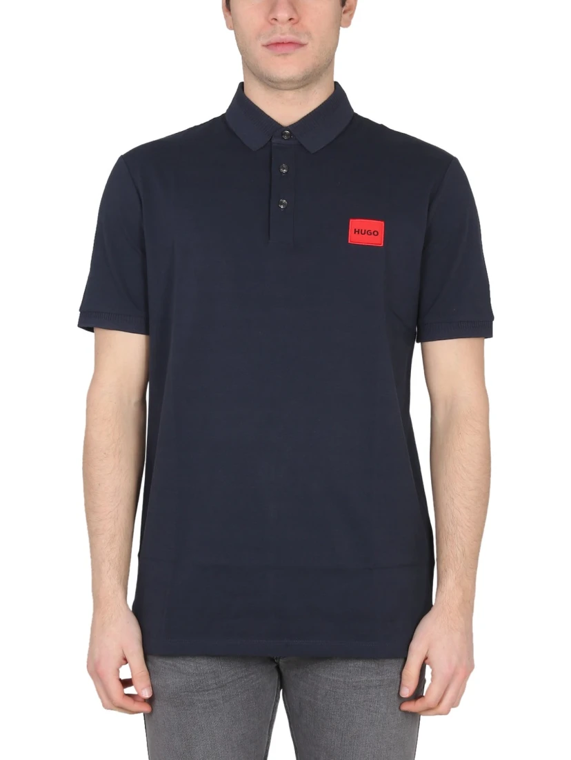 POLO CON PATCH LOGO