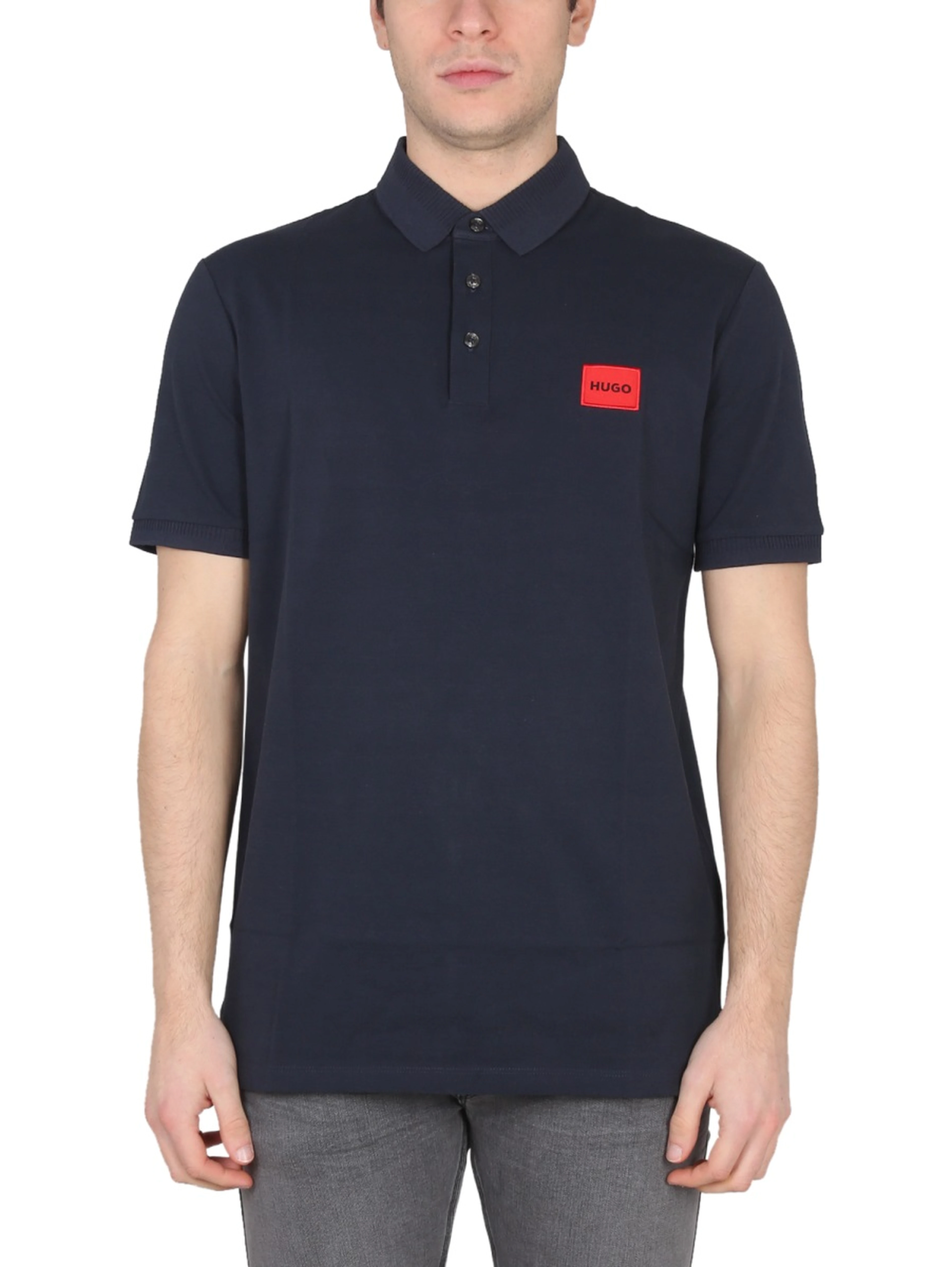 POLO CON PATCH LOGO