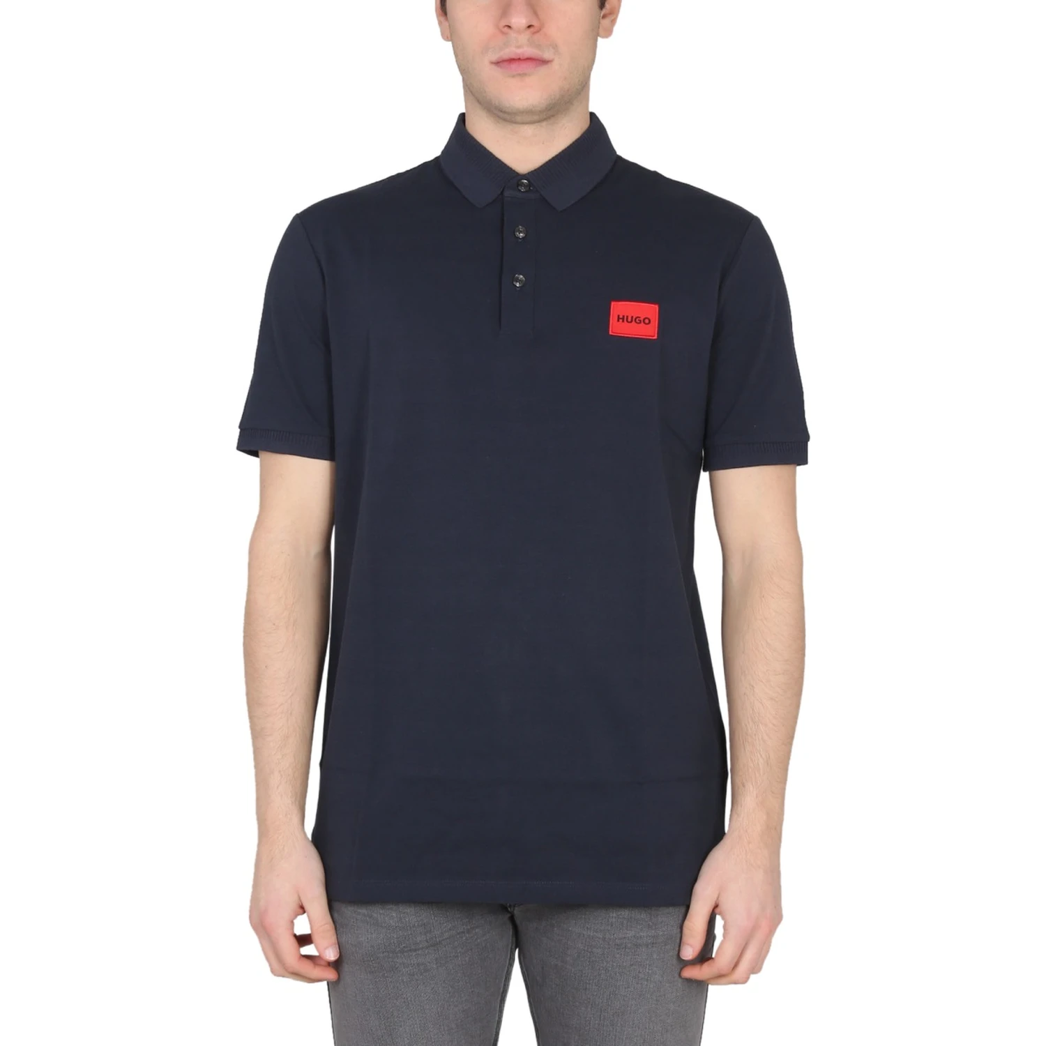 POLO CON PATCH LOGO