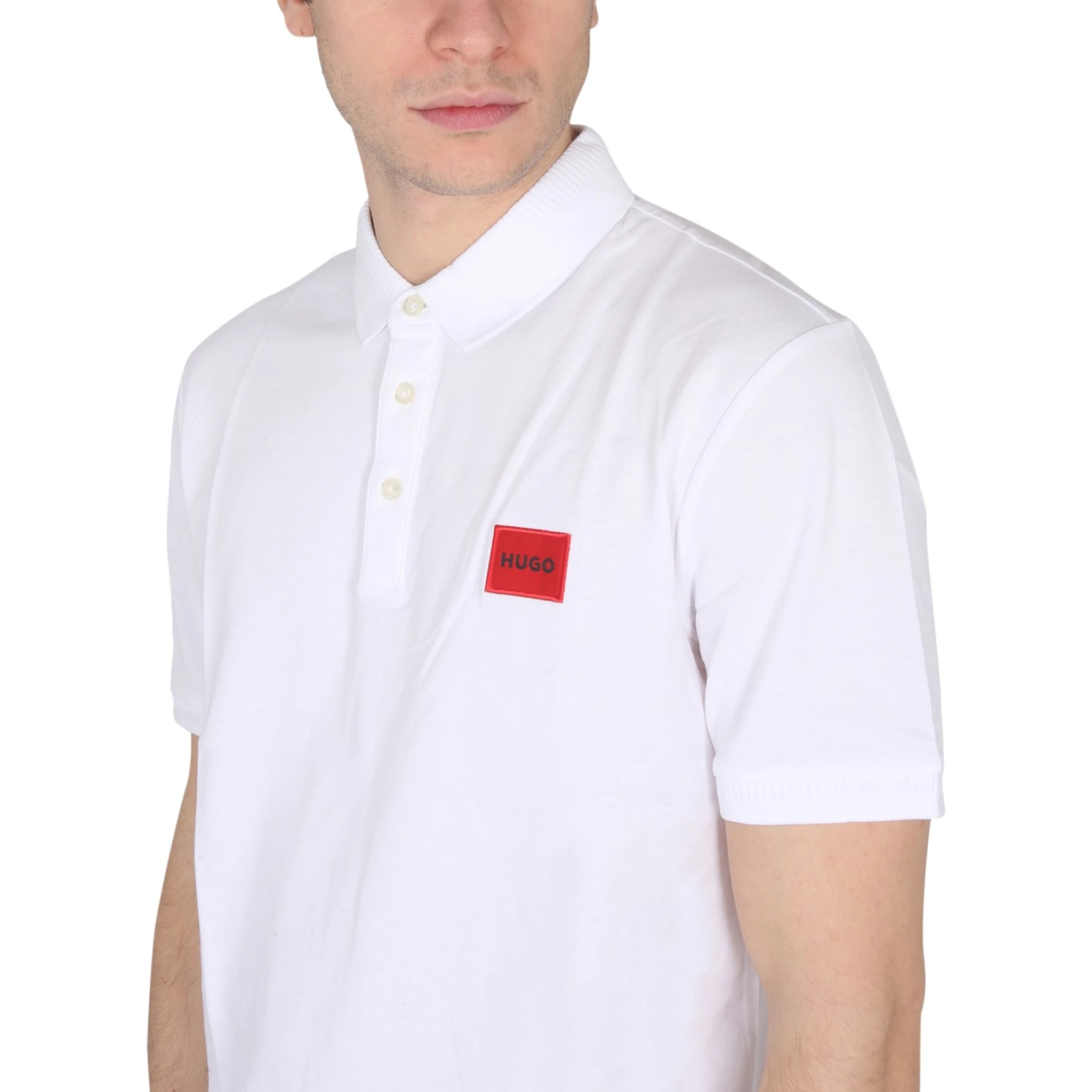 POLO CON PATCH LOGO
