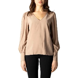 بلوزة حريرية بيج