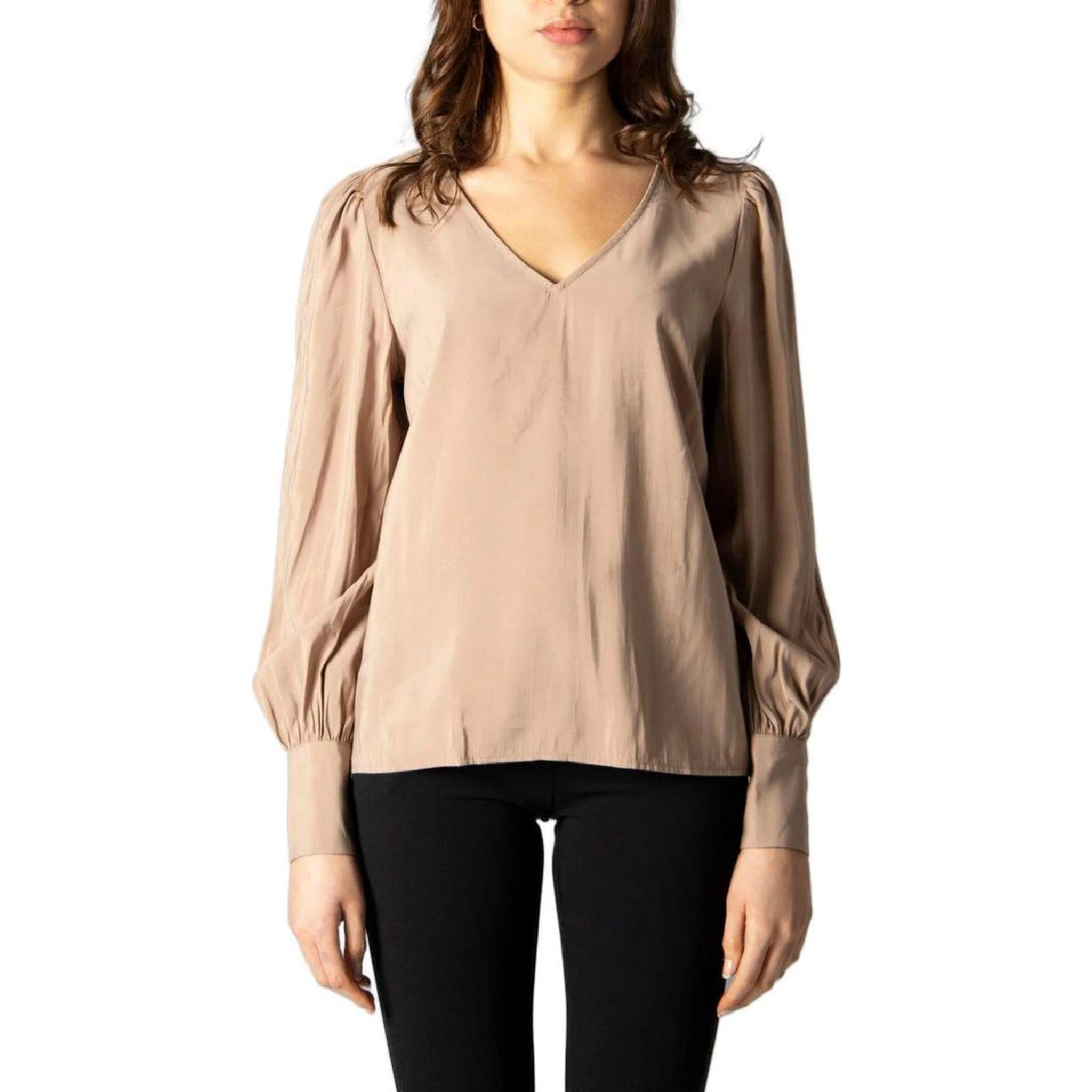 بلوزة حريرية بيج