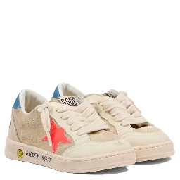 حذاء رياضي على شكل نجمة