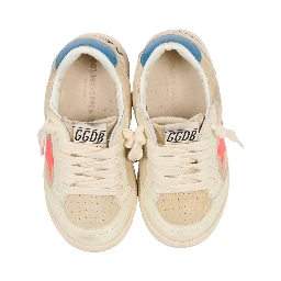 حذاء رياضي على شكل نجمة