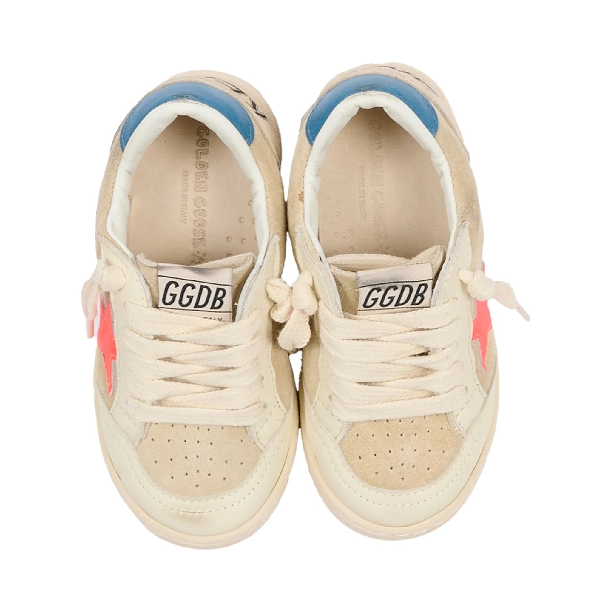 حذاء رياضي على شكل نجمة