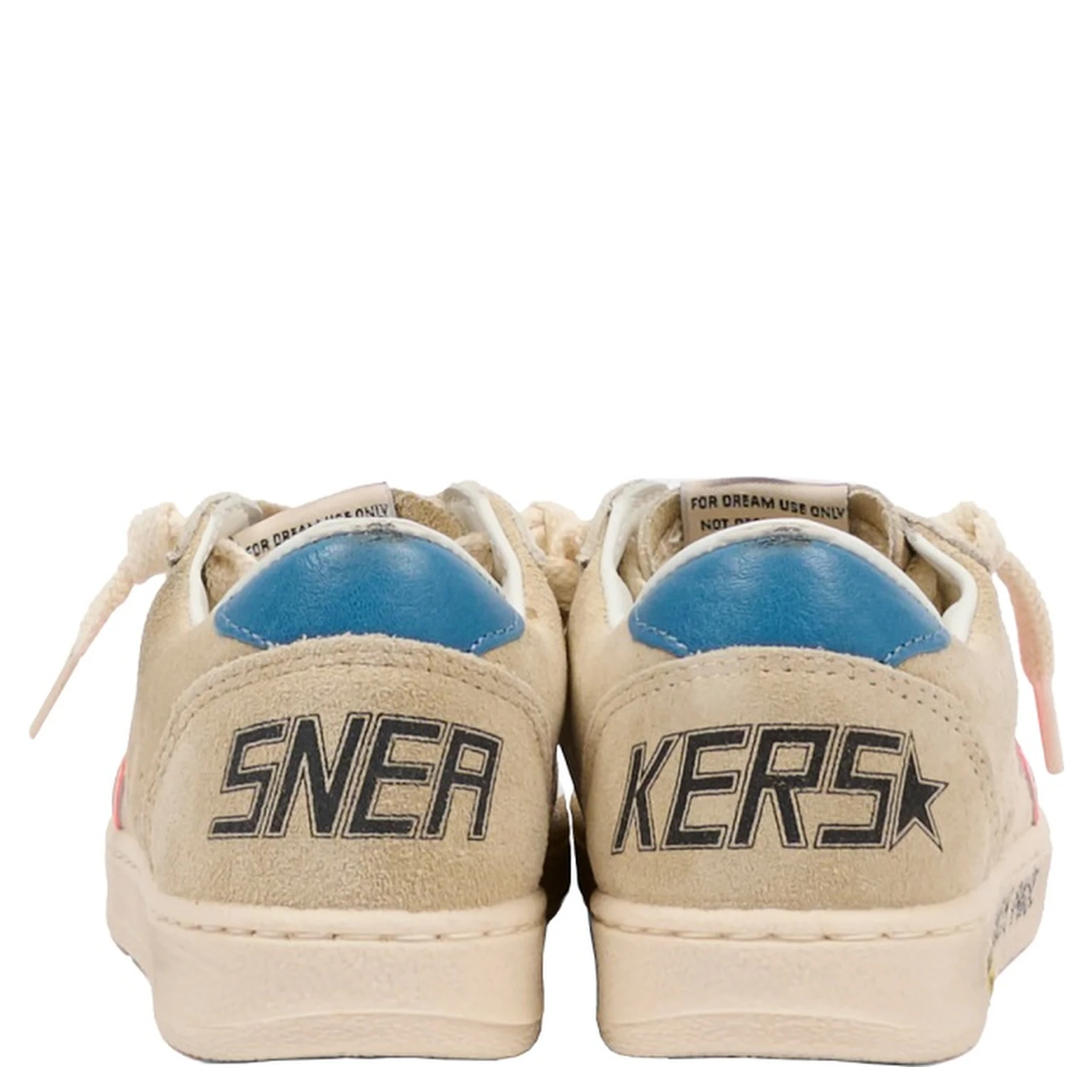 حذاء رياضي على شكل نجمة