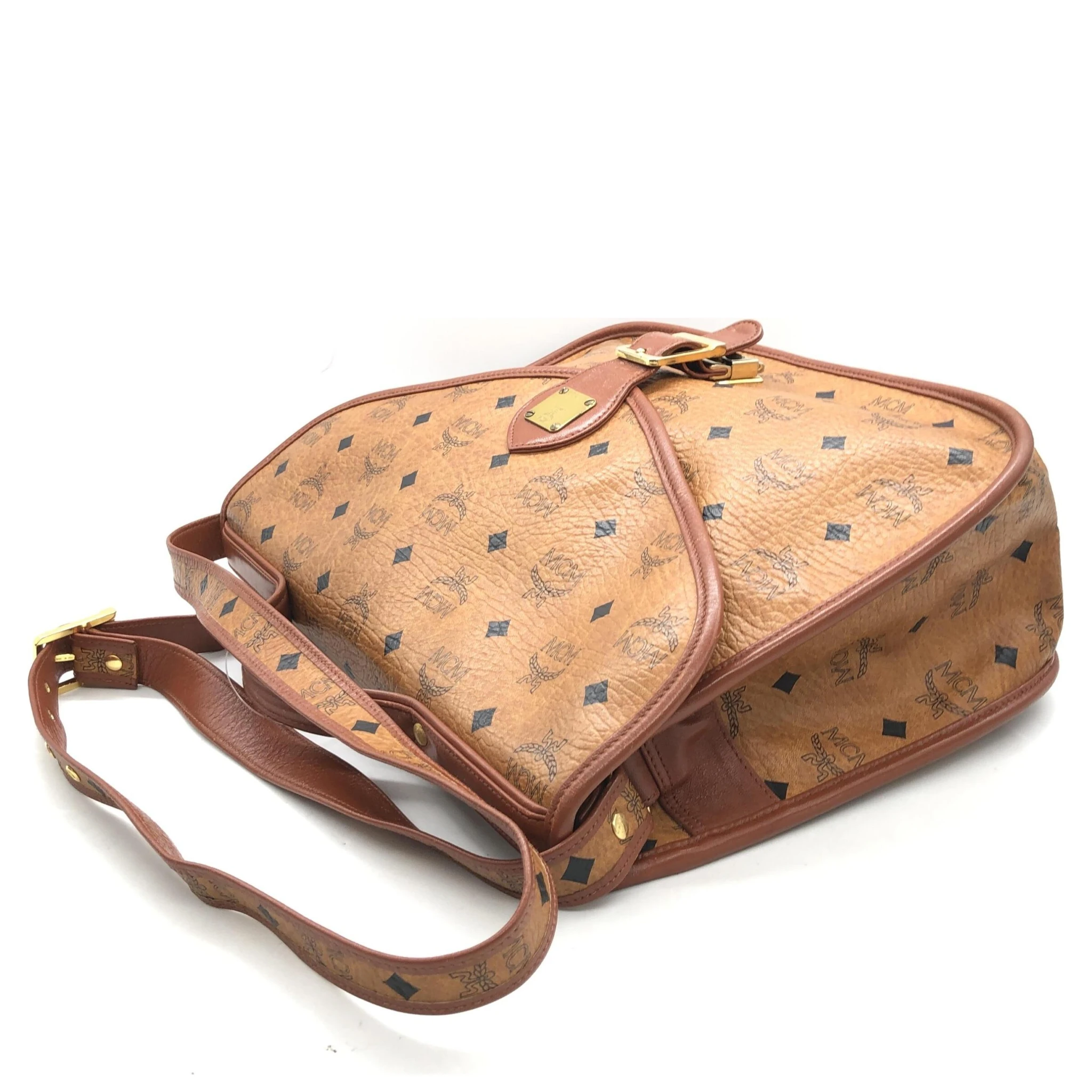 Vesutos Leather Messenger Bag