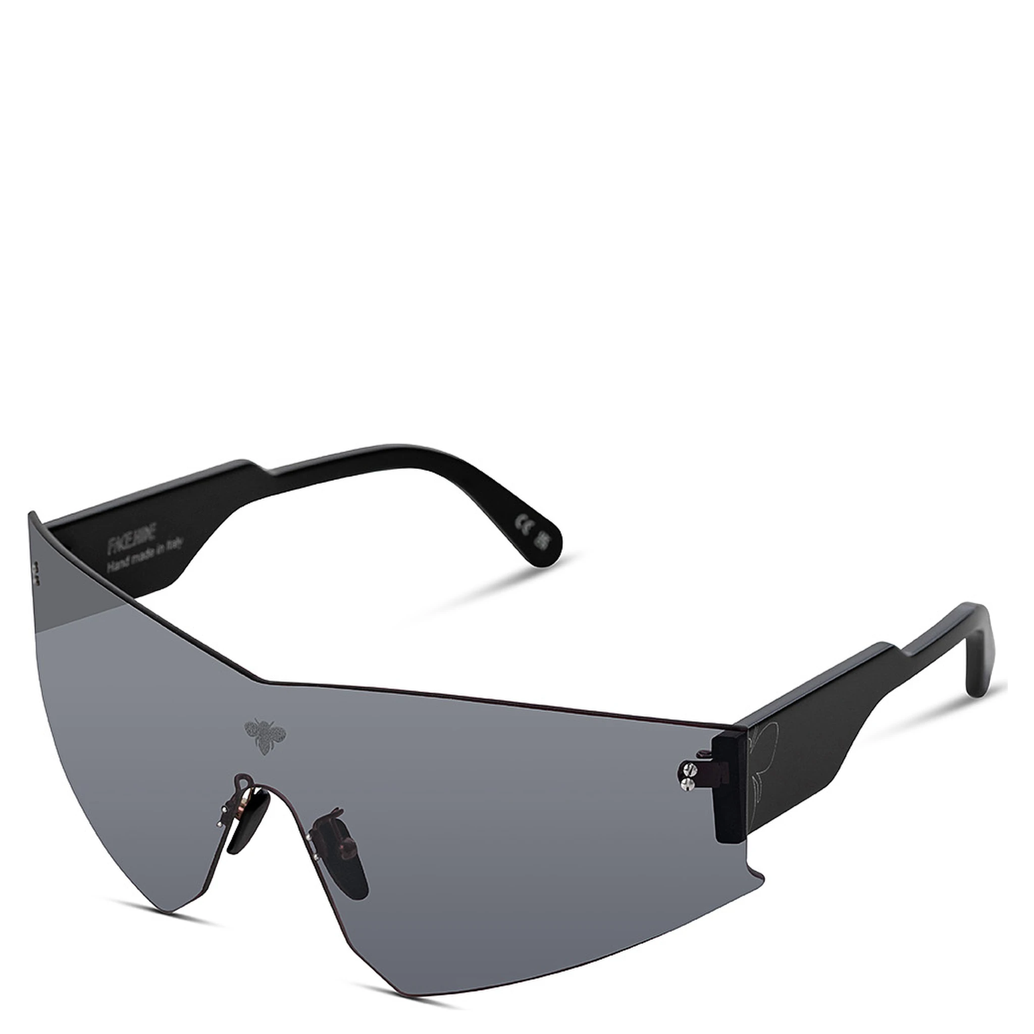 نظارات شمسية سوداء لإخفاء الوجه