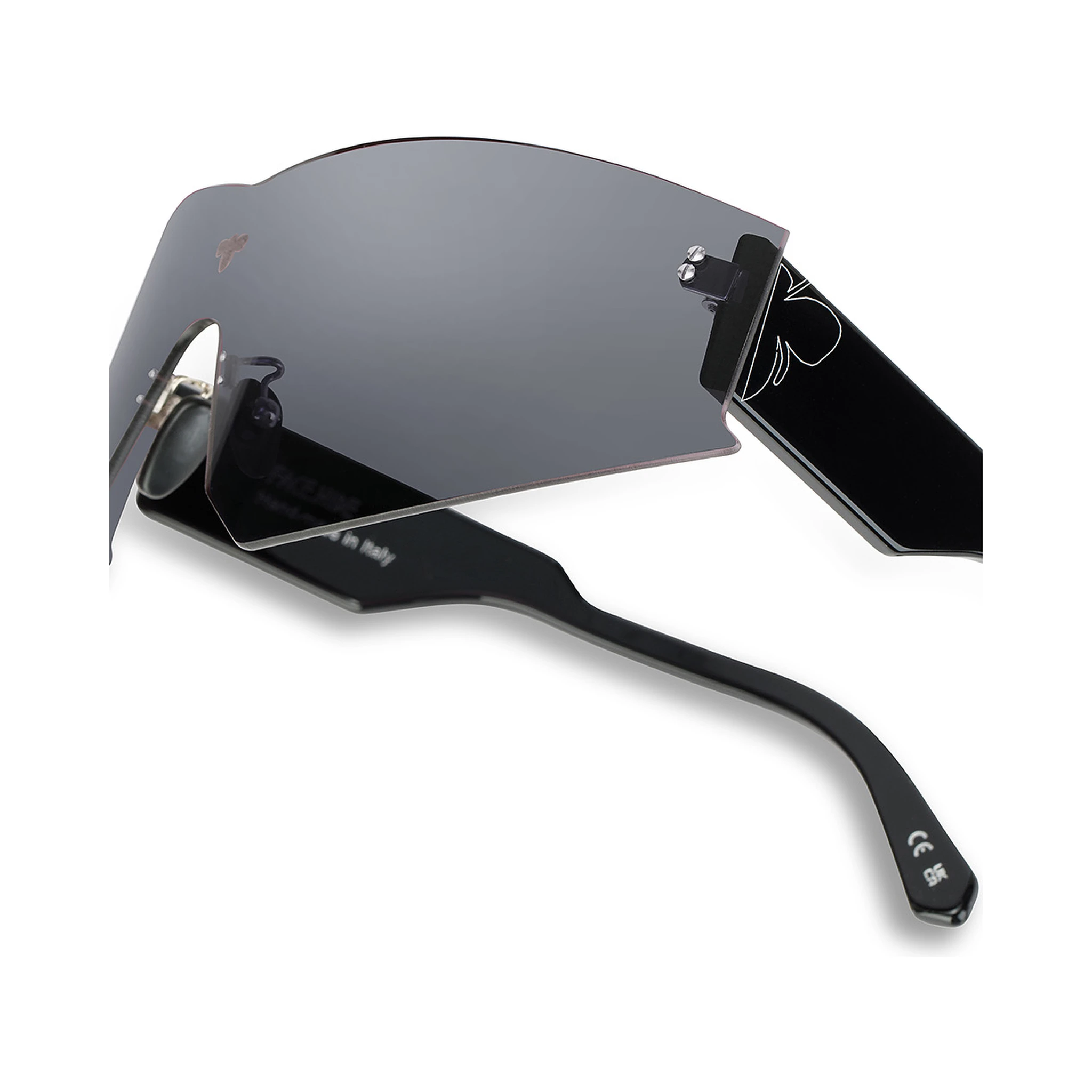 نظارات شمسية سوداء لإخفاء الوجه