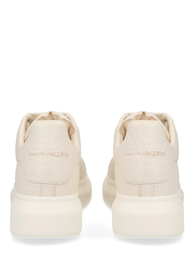 حذاء رياضي "ضخم"