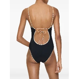 ملابس بربري سي باللون الأسود