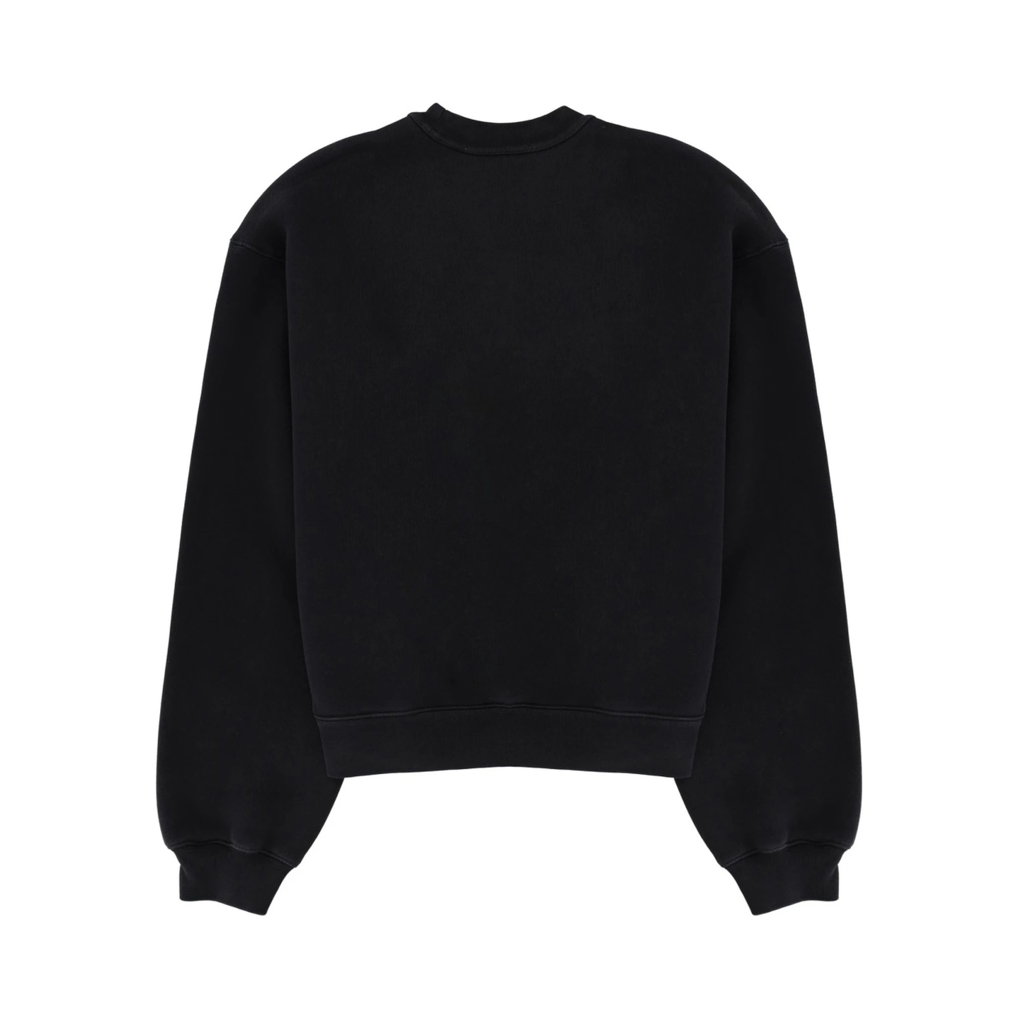 كنزة رياضية بشعار