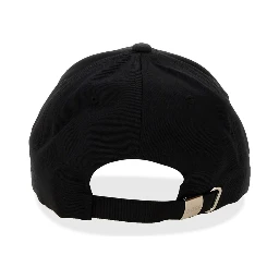 قبعة بيسبول بشعار