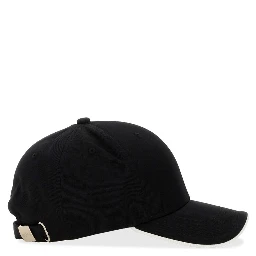 قبعة بيسبول بشعار