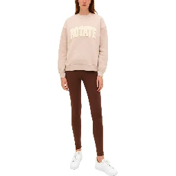 كنزة رياضية بشعار