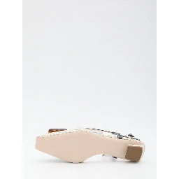 أحذية باليه مفتوحة من الخلف من تصميم Belle Vivier