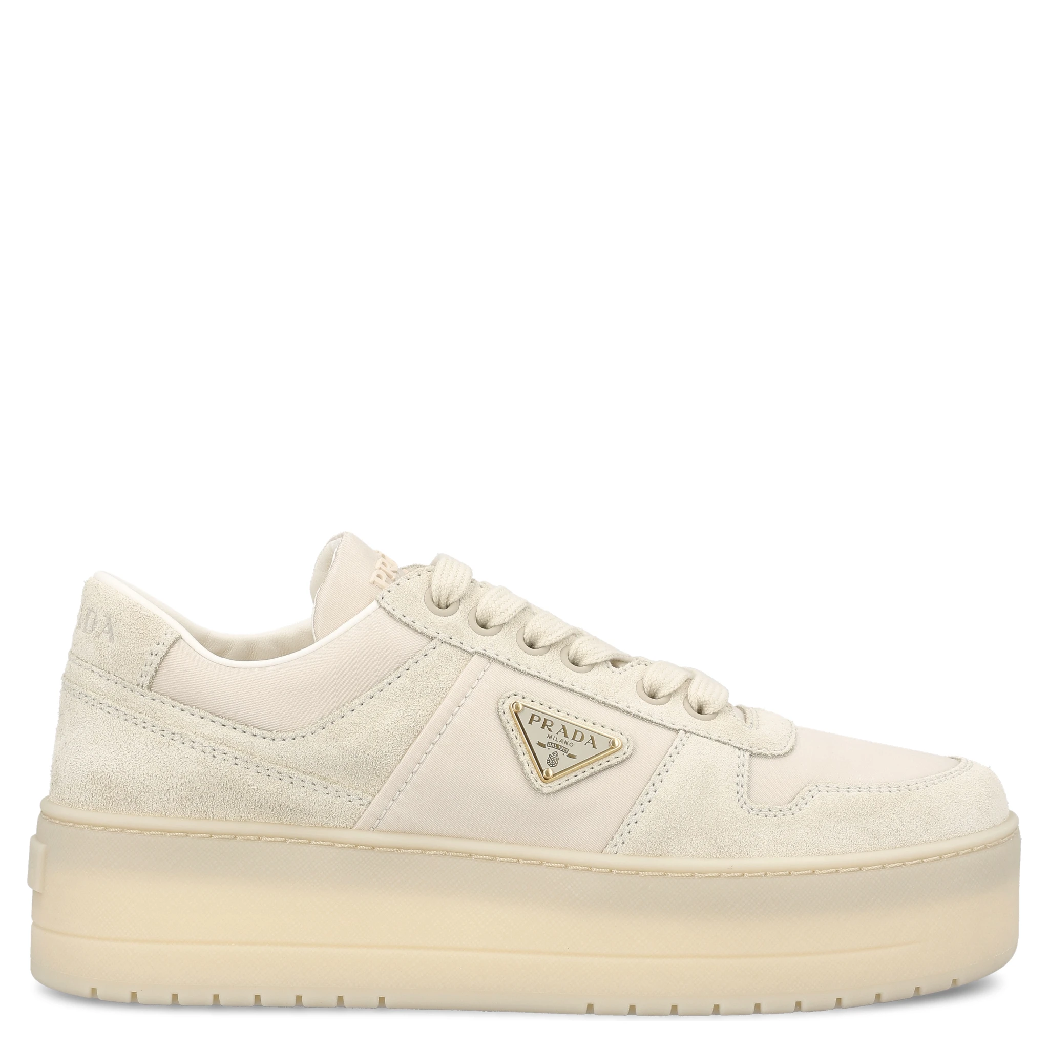 أحذية رياضية ذات نعل سميك وجريئة في وسط المدينة