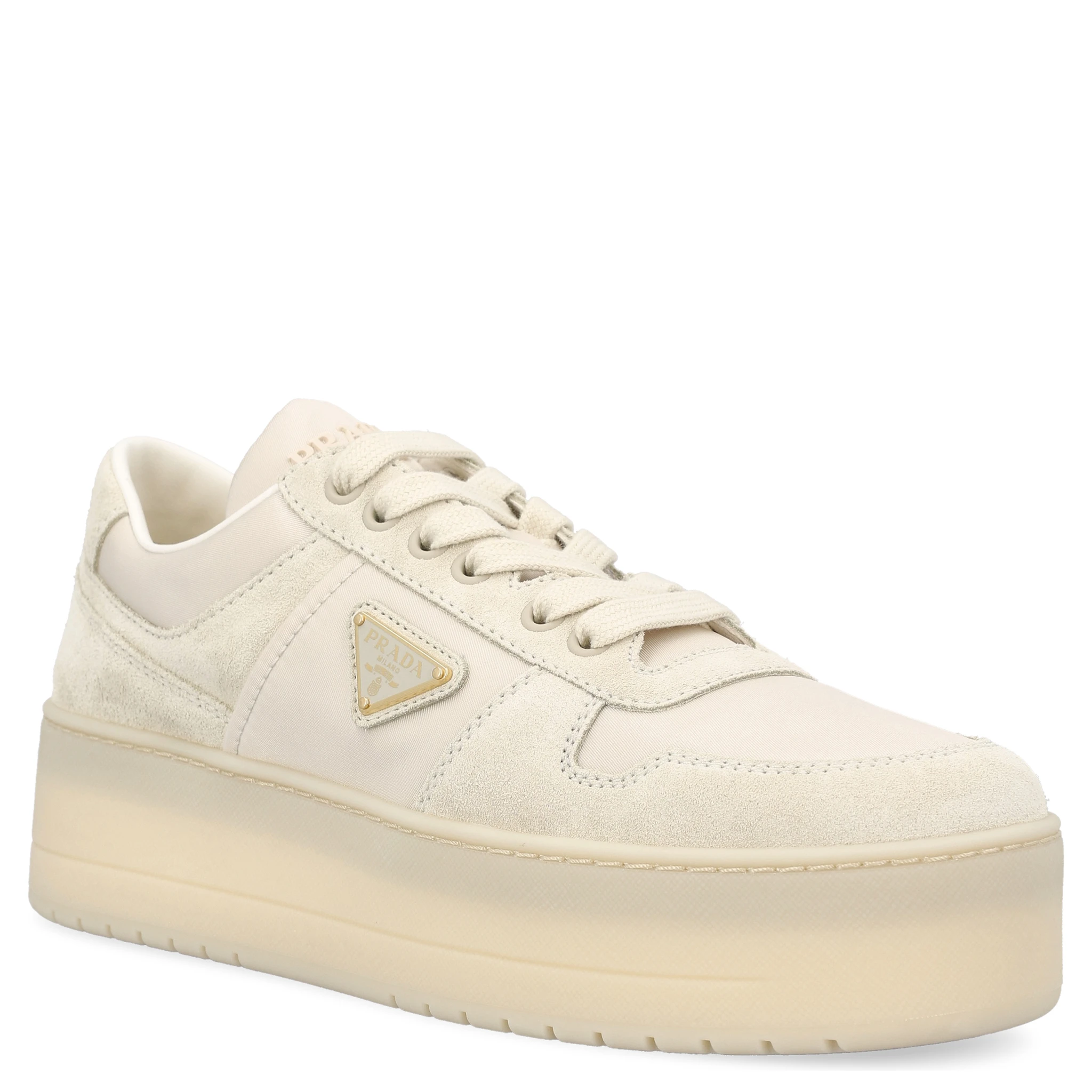 أحذية رياضية ذات نعل سميك وجريئة في وسط المدينة