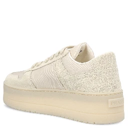 أحذية رياضية ذات نعل سميك وجريئة في وسط المدينة