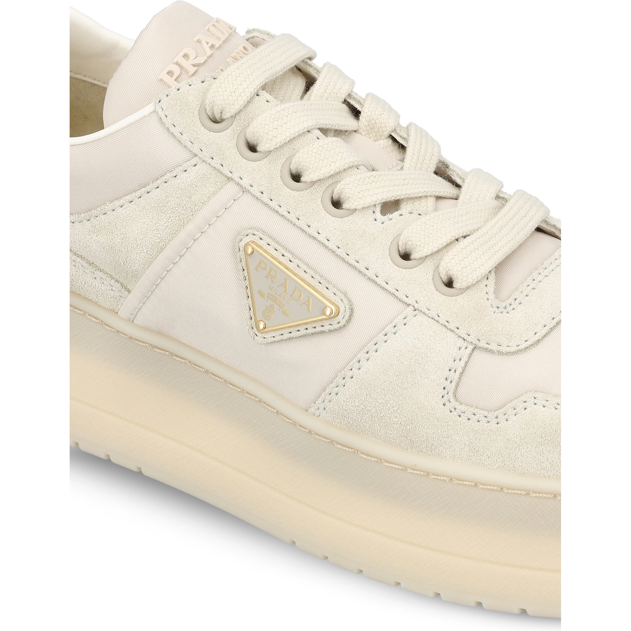 أحذية رياضية ذات نعل سميك وجريئة في وسط المدينة