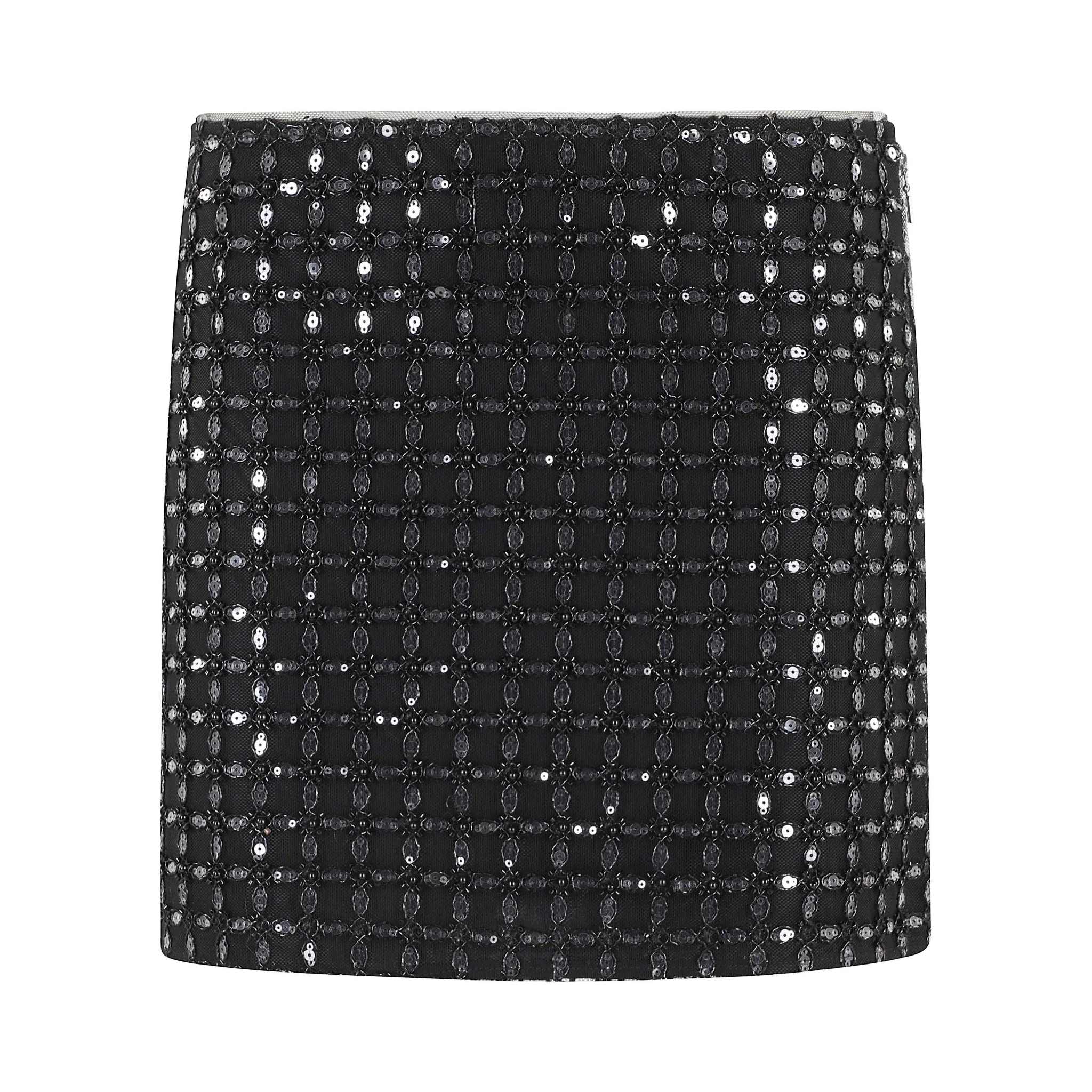 تنورة قصيرة مطرزة بالخرز