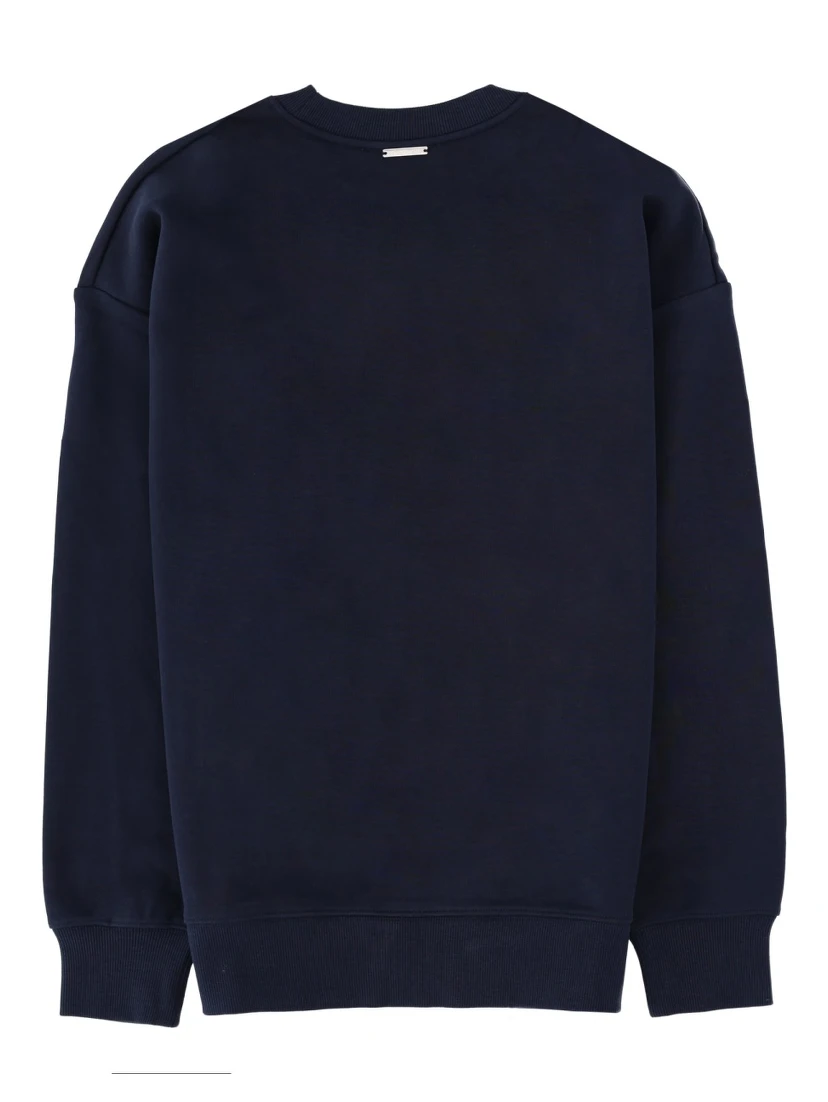 كنزة رياضية بشعار