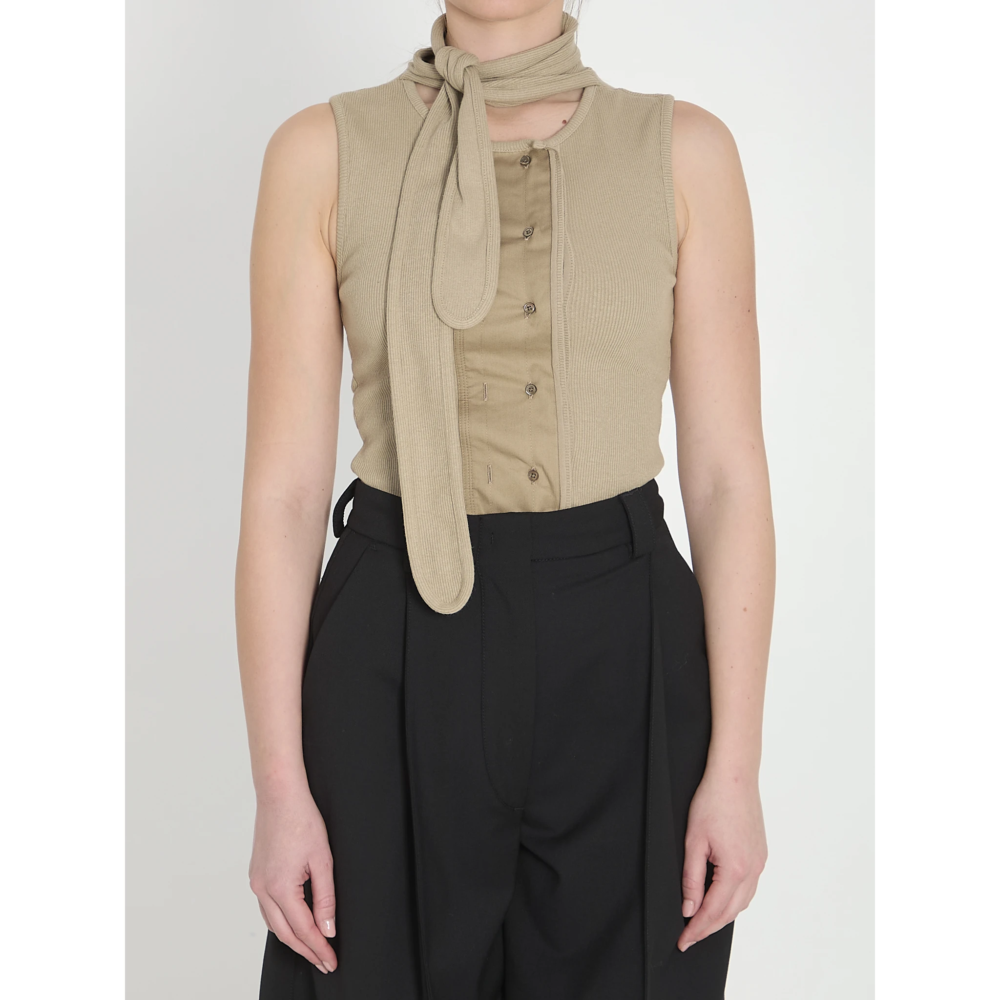 Asymmetrical fitted top