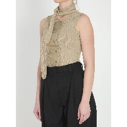 Asymmetrical fitted top