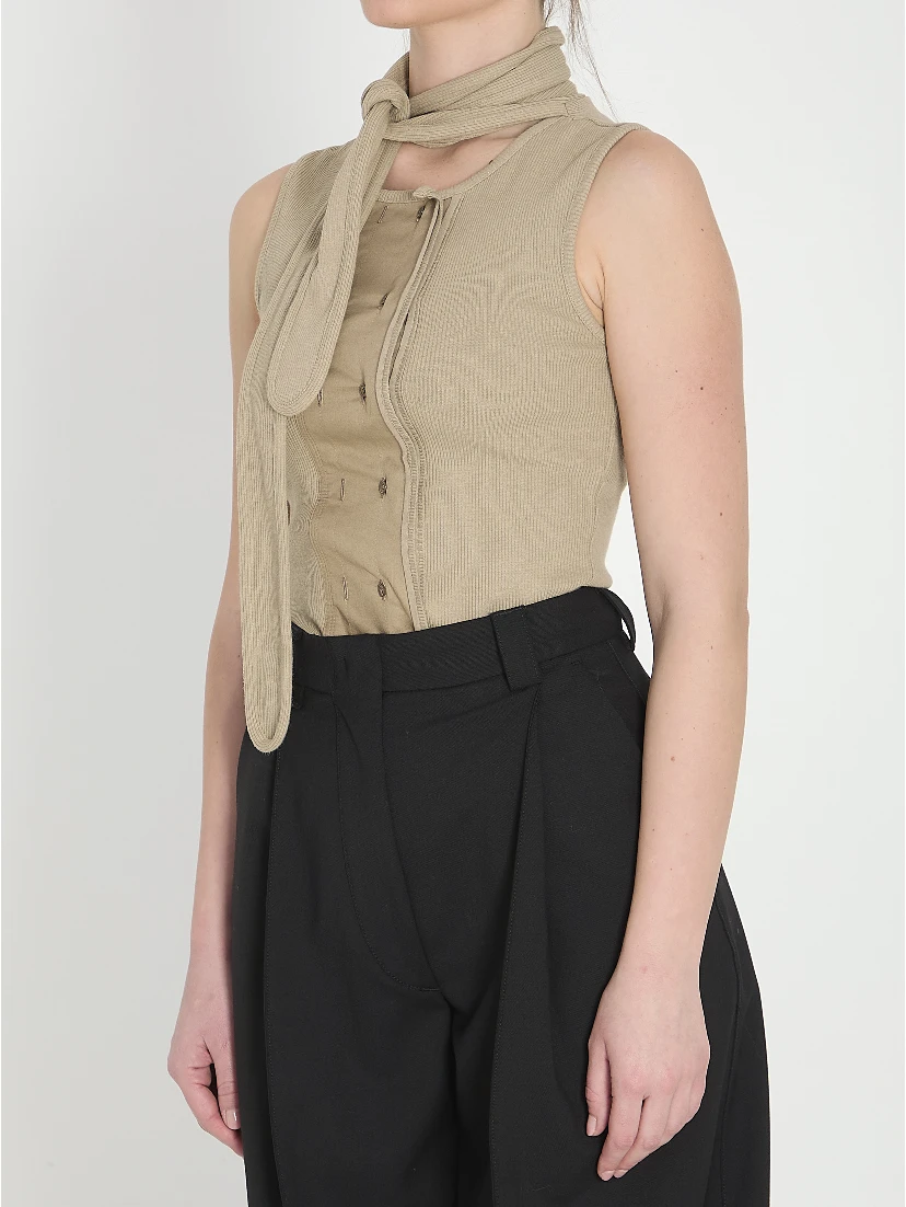 Asymmetrical fitted top